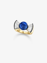 Round blue sapphire ring with fan-shaped diamond shoulders in yellow gold, showcasing antique-inspired craftsmanship and contemporary style.